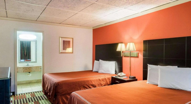 Четырёхместный номер Standard Rodeway Inn University