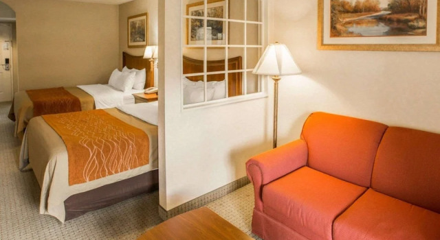 Четырёхместный номер Standard с балконом SureStay by Best Western Cherokee on the River