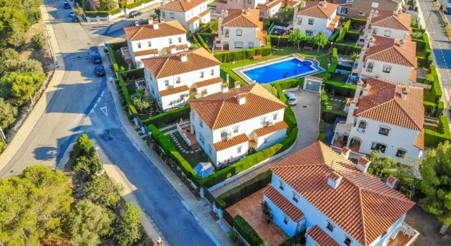 Коттедж с 3 комнатами ARENDA Pino Alto Holiday Home Masia 1