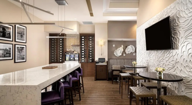 Четырёхместный клубный номер Standard с видом на город Victoria Marriott Inner Harbour