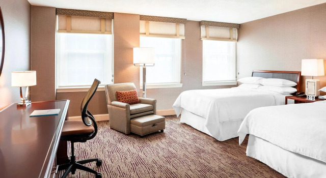 Четырёхместный номер Standard Sheraton Commander Hotel