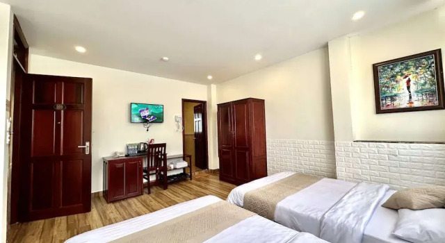 Четырёхместный номер Deluxe с балконом и с видом на окрестности Nam Xuan Premium Hotel