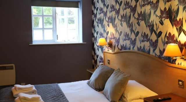 The Red Lion & Cellar Room, Prenota Hotel Betchworth Surrey Hills