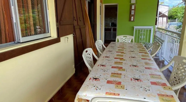 Maison familiale spacieuse avec commodité, Rezerwuj Hotel Hotele w Basse-Terre z parkingiem, Parking