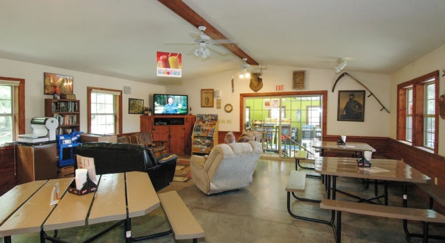 Yukon Trails RV & Camping Resort, Đặt Khu cắm trại Lyndon Station 