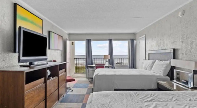 Четырёхместный номер Economy с балконом и oceanfront Oasis Hotel