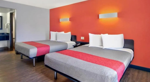 Четырёхместный номер Standard Motel 6 Victorville - Desert Express