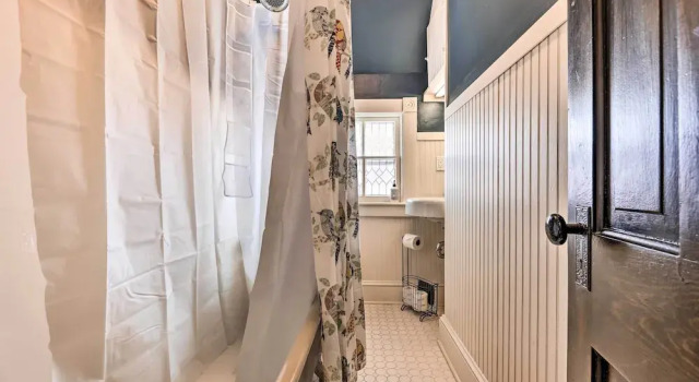 Коттедж с 3 комнатами Newly Renovated Home Close to Dtwn Lawrence!