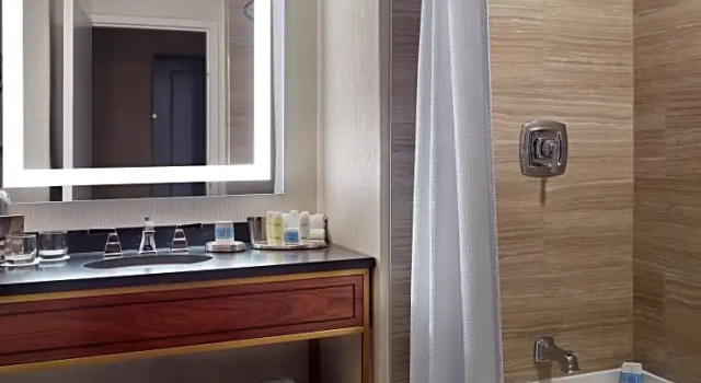 Номер Deluxe Omni Richmond Hotel