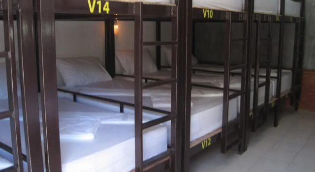Кровать в общем номере с балконом Mickey Hostel