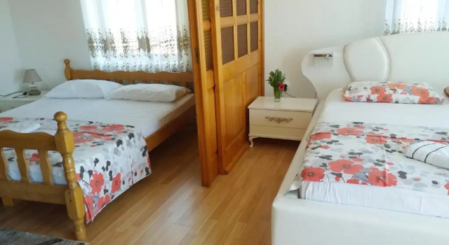 Guest house Naser, Забронировать Гостевой дом Отели Улцинь с парковкой, рядом с Старый город Улцинь, Парковка