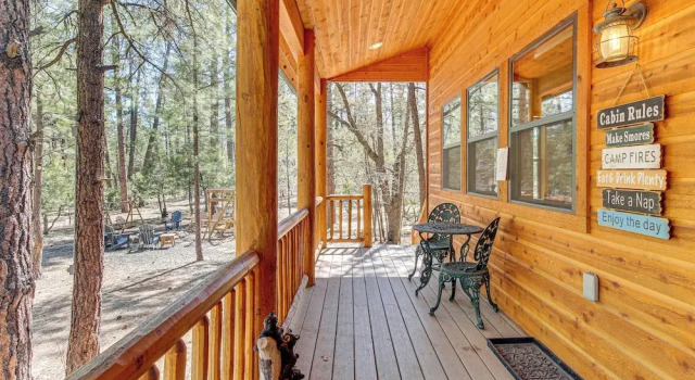 Rustic Lakeside Cabin on 3 Acres w/ Nature Views!, Boek Vakantiehuis Lakeside Arizona