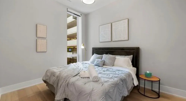 Chic 2BR 2BA Condo w Balcony - River North Chicago, Забронировать Апартаменты/квартира Апартаменты Чикаго, рядом с Мемориал ветеранов Вьетнама в Чикаго, Апартаменты/квартира