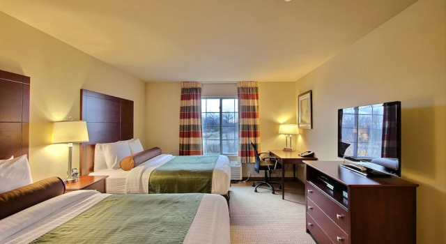 Четырёхместный номер Standard AmericInn by Wyndham Oshkosh