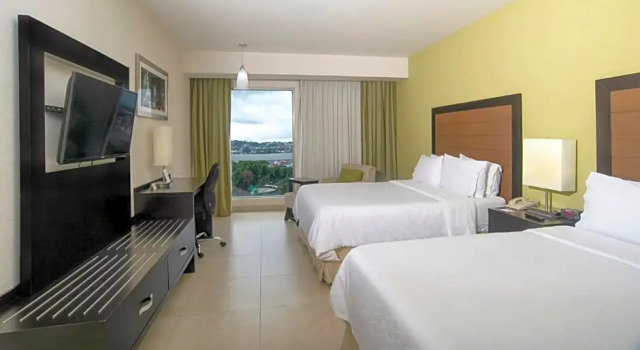 Четырёхместный номер Standard с красивым видом из окна Holiday Inn Express Xalapa by IHG
