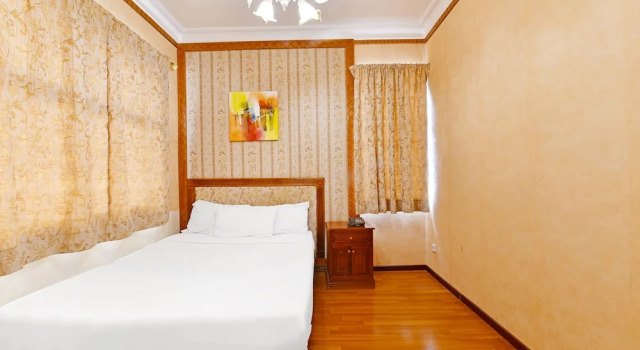 OYO 125 Moon Plaza Hotel