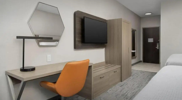 Четырёхместный номер Executive Holiday Inn Express & Suites Knoxville-Clinton by IHG