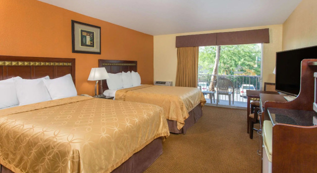 Четырёхместный номер Standard Days Inn Palm Springs