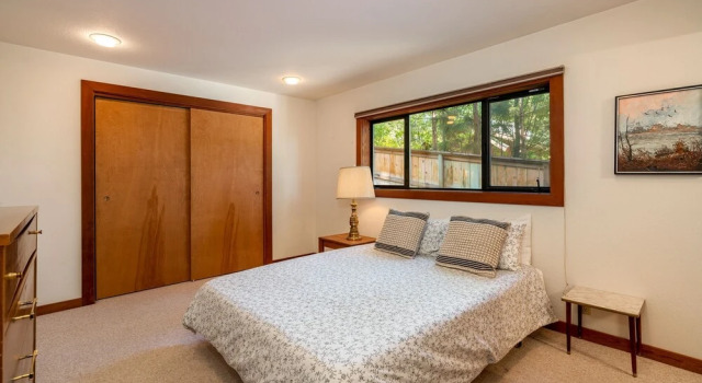 Tahoe Classic by Tahoe Mountain Properties, Забронировать Отель Отели Карнелиан-Бэй с парковкой, рядом с Hwy 28 at Old County Rd Bus Stop, Парковка