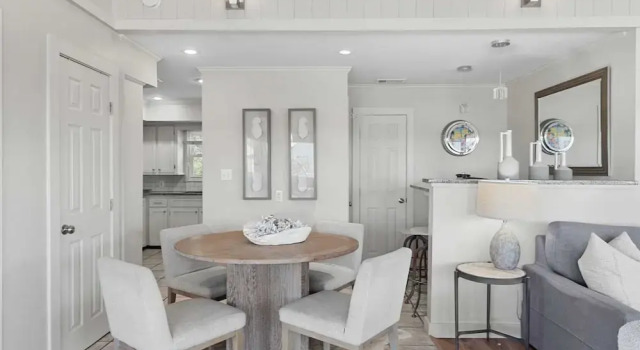 Beach Retreat w/ Sundeck, Golf Cart & Bikes Bungalow House by Avantstay, Book Feriehus Villaer i Seacrest, Villa