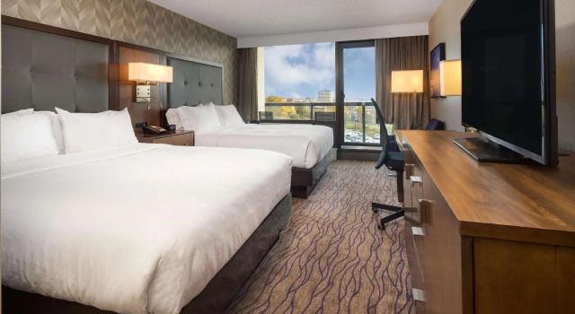 Четырёхместный номер Standard DoubleTree by Hilton Halifax Dartmouth