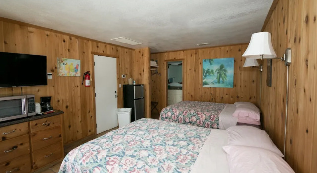 Четырёхместный номер Standard с балконом и с красивым видом из окна Outer Banks Motel