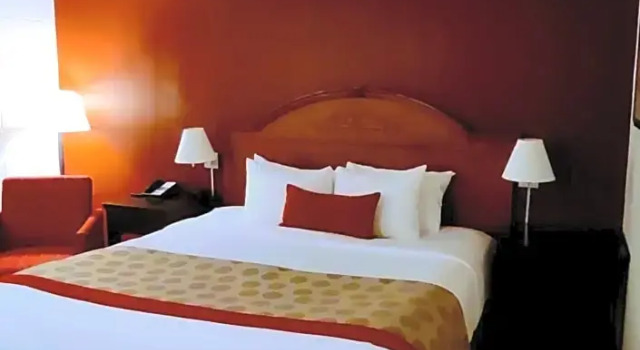 Люкс с 2 комнатами с видом на бассейн Albert Lea Inn and Suites