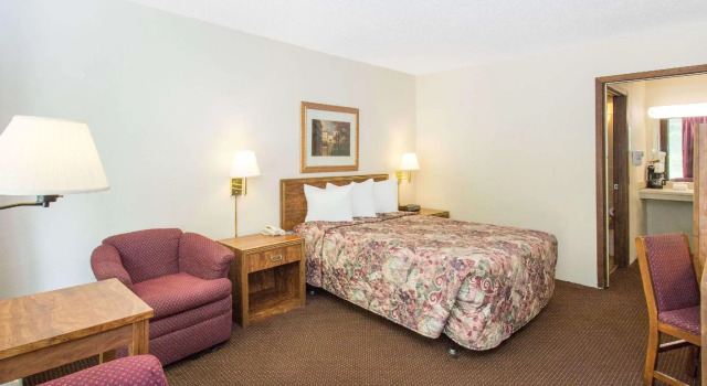 Двухместный номер Standard Days Inn by Wyndham Dubuque
