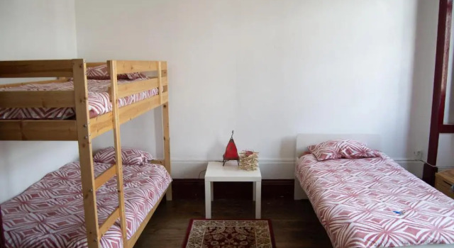 Кровать в общем номере Pb4 House