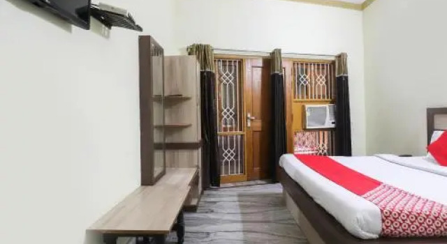 OYO 67668 Hotel Laxmi Palace, Забронировать Отель Агра штат Уттар-Прадеш, рядом с Jama Masjid