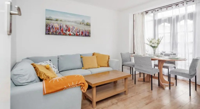 Lovely 4-bedroom House Near Romford Station