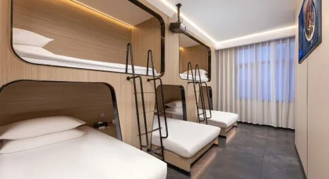 Кровать в общем номере Vienna Hotel 5.0 Qingyang Xifeng District North Avenue Branch