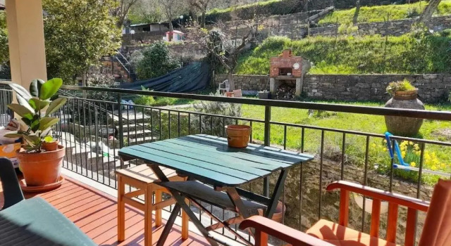 Апартаменты Quiet Villa, wonderful garden 10-minute walk from the sea!