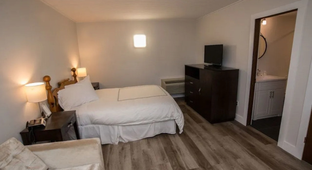 South Landing Inn, Забронировать Гостевой дом Отели Ниагарского винодельческого региона с парковкой, Парковка