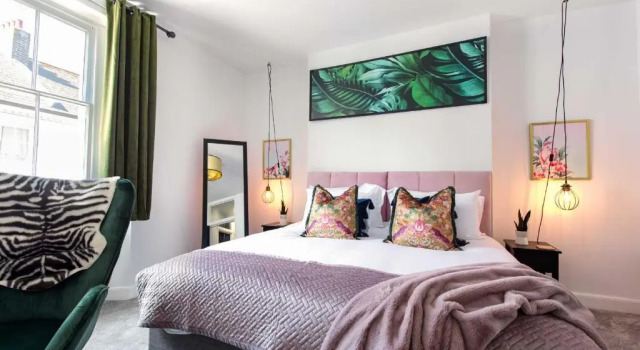 Коттедж Heart of Barbican 5 bedroom 4 bathroom Boutique House with roof terrace