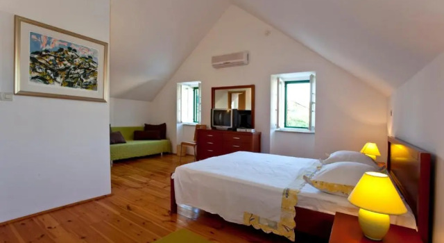 Villa Bonaca with private pool just few steps from the sea, Rezerwuj Willa Hotele w Split-Dalmatia County z parkingiem, Parking