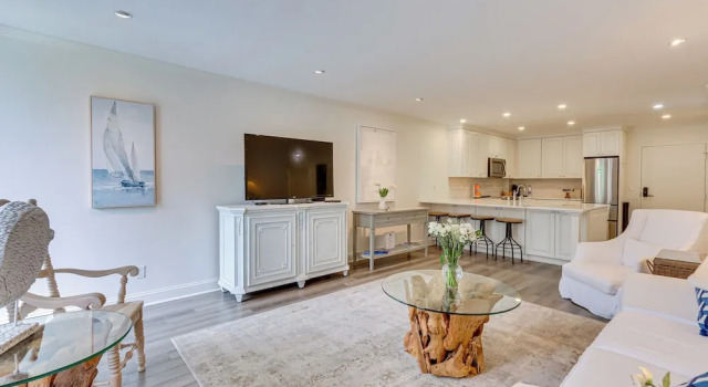 Walk to Pier & Golf: Heart of Harbour Town Condo
