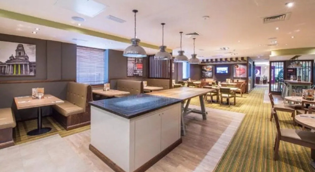 Номер Standard Premier Inn Portsmouth City Centre