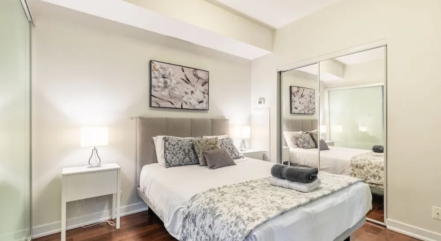 Beautiful Downtown Condos, Забронировать Отель Торонто Greater Toronto Area, рядом с Театр Принцесса Уэльса