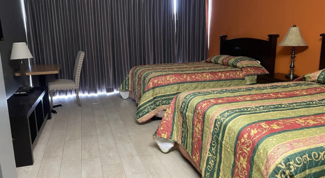 Четырёхместный номер Standard с балконом Pasadena Rose Inn