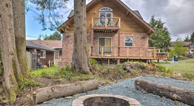 Коттедж с 3 комнатами с балконом Rockaway Beach Hideaway w/ Hot Tub & Fireplace!