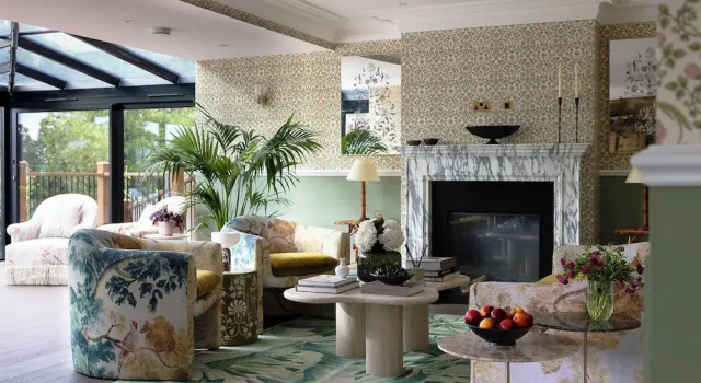 Thames Mansion - River View, Book Bed and Breakfast Hoteller i Iver med parkering, Parkering