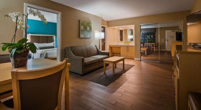 Четырёхместный люкс Best Western Plus South Coast Inn