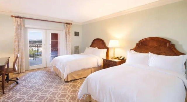 Четырёхместный номер Standard с балконом Hilton Lake Las Vegas Resort & Spa