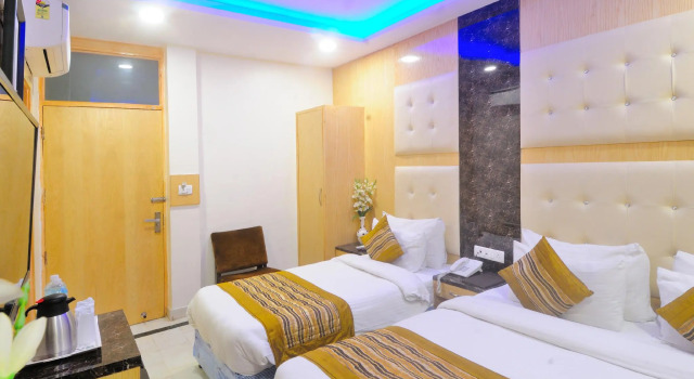 Hotel Karlo Kastle 5 min walk From New Delhi Railway Station