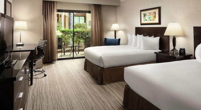 Четырёхместный номер Standard с балконом DoubleTree by Hilton Claremont