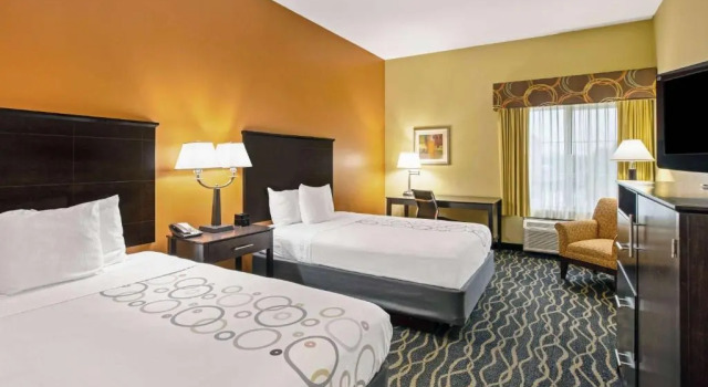 Четырёхместный номер Deluxe La Quinta by Wyndham Tulsa Airport / Expo Square