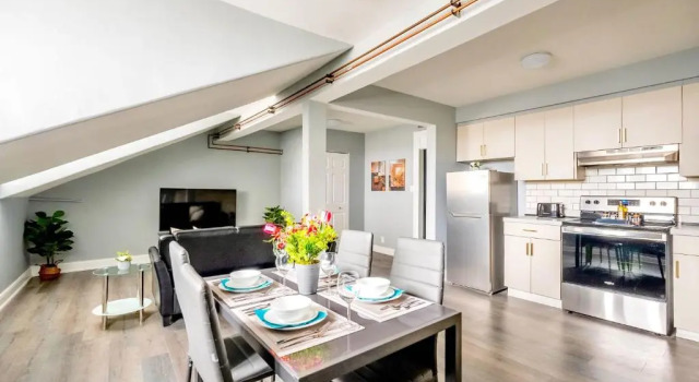 Апартаменты Charming 2BR Apartment - Downtown Hamilton