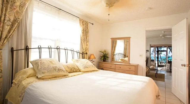 Люкс Deluxe Hollywood Beach Suites Turks and Caicos