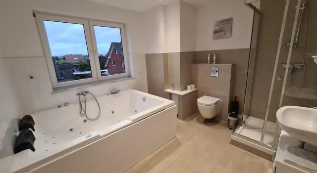 Luxuswohnung mit Jacuzzi Nähe Flughafen Köln/Bonn, Забронировать Отель Тросдорф Северный Рейн-Вестфалия